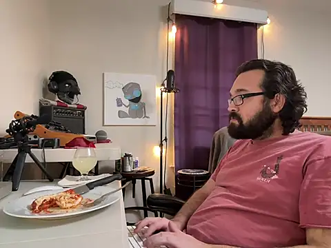 Snapshot of Seraph_De_La_Luna chatting on 12.31.24 Seraph De La Luna online show from 12.31.24