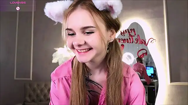 Snapshot of Britney_Lynch chatting on 02.13.25 Britney Lynch online show from 02.13.25