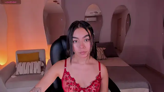 Snapshot of GigiLee_ chatting on 12.08.24 GigiLee online show from 12.08.24