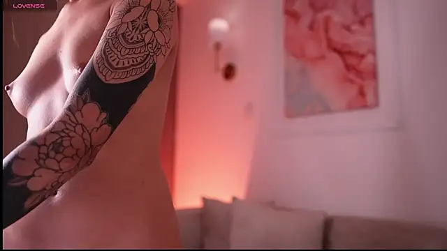 Snapshot of GigiLee_ chatting on 02.07.25 GigiLee online show from 02.07.25