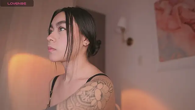 Snapshot of GigiLee_ chatting on 10.14.25 GigiLee online show from 10.14.25