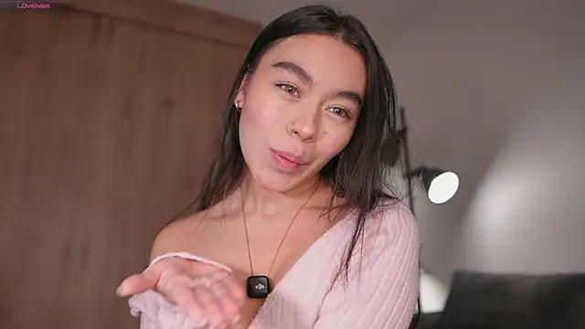 Snapshot of GigiLee_ chatting on 11.12.25 GigiLee online show from 11.12.25