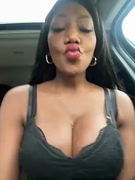 Snapshot of SUUKAM chatting on 11.16.25 SUUKAM online show from 11.16.25