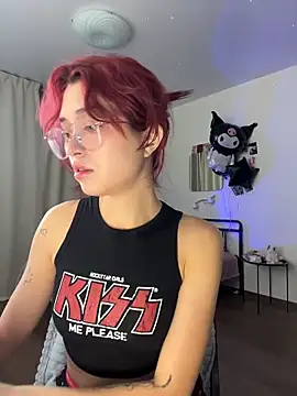 Snapshot of Evangeline_Lawrence_ chatting on 11.11.25 Evangeline Lawrence online show from 11.11.25