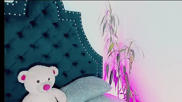 Snapshot of Emmaa_Saenz_ chatting on 03.05.25 Emmaa Saenz online show from 03.05.25