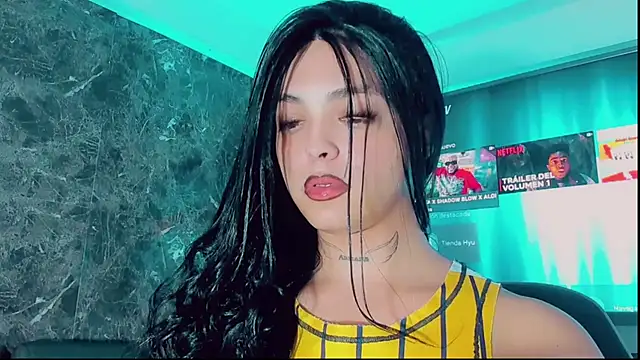 Snapshot of Emmaa_Saenz_ chatting on 11.25.25 Emmaa Saenz online show from 11.25.25