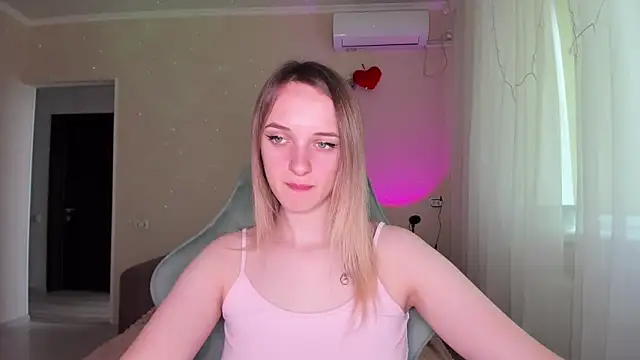 Snapshot of RouseReed chatting on 04.02.26 RouseReed online show from 04.02.26