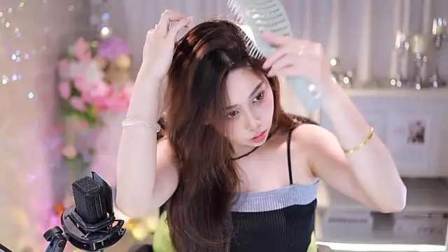 Snapshot of SleepArtist chatting on 10.18.25 SleepArtist online show from 10.18.25