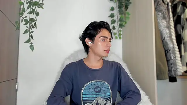 Snapshot of sebas_rose chatting on 03.08.25 sebas rose online show from 03.08.25