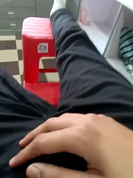 Snapshot of HeftyTheory7 chatting on 12.04.25 HeftyTheory7 online show from 12.04.25