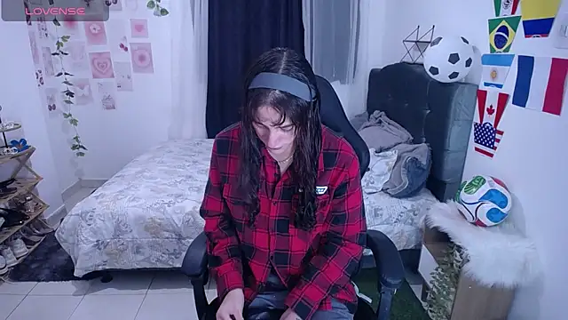 Snapshot of IsaBaileys_ chatting on 06.18.26 IsaBaileys online show from 06.18.26
