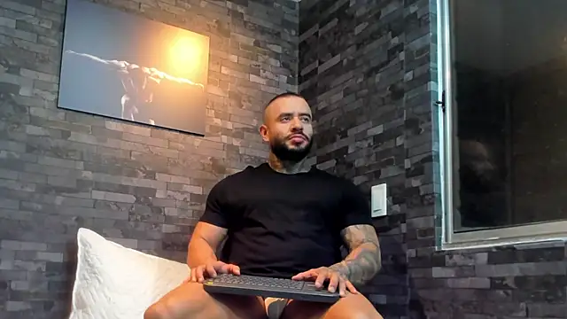 Snapshot of BruceDallas chatting on 12.02.25 BruceDallas online show from 12.02.25