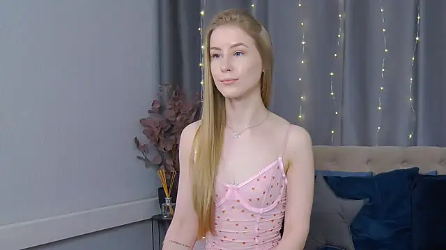 Snapshot of VioletiSwone chatting on 02.09.25 VioletiSwone online show from 02.09.25