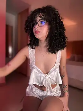 Snapshot of Lianh_Benett chatting on 02.28.25 Lianh Benett online show from 02.28.25