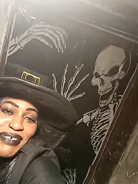 Snapshot of AmazonianMistress chatting on 10.31.25 AmazonianMistress online show from 10.31.25