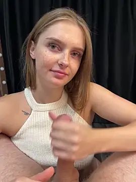 Snapshot of lovelly_molly chatting on 11.17.25 lovelly molly online show from 11.17.25