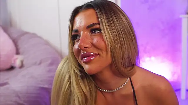 Snapshot of ClaraHazel chatting on 09.24.25 ClaraHazel online show from 09.24.25