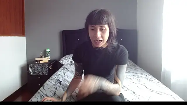 Emilia 1995 online show from 11.25.25