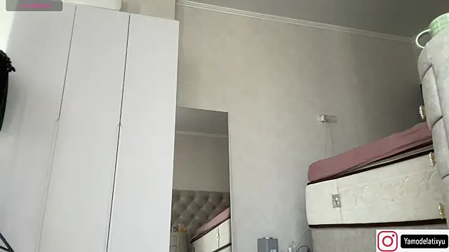 Snapshot of diffgirls2 chatting on 09.13.25 diffgirls2 online show from 09.13.25