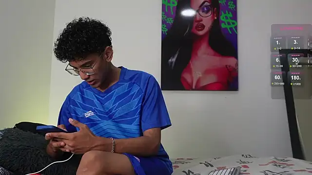 Snapshot of harrytwink18 chatting on 12.04.24 harrytwink18 online show from 12.04.24