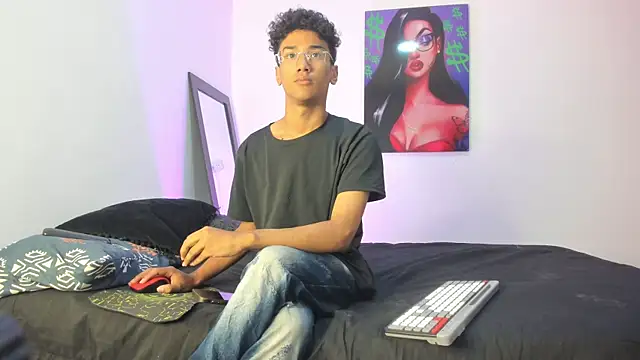 Snapshot of harrytwink18 chatting on 03.03.25 harrytwink18 online show from 03.03.25