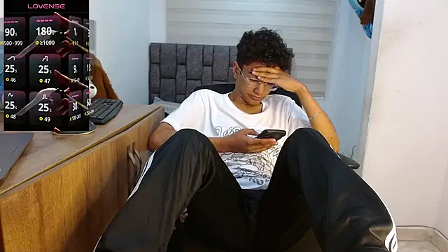 Snapshot of harrytwink18 chatting on 09.10.25 harrytwink18 online show from 09.10.25