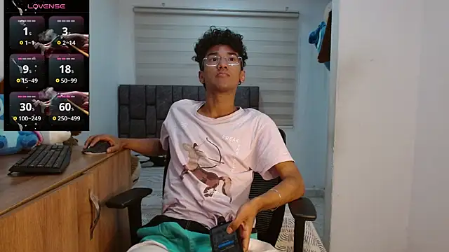 Snapshot of harrytwink18 chatting on 09.15.25 harrytwink18 online show from 09.15.25