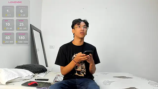 Snapshot of harrytwink18 chatting on 12.19.25 harrytwink18 online show from 12.19.25