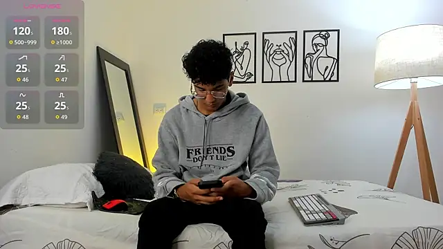 Snapshot of harrytwink18 chatting on 01.13.26 harrytwink18 online show from 01.13.26