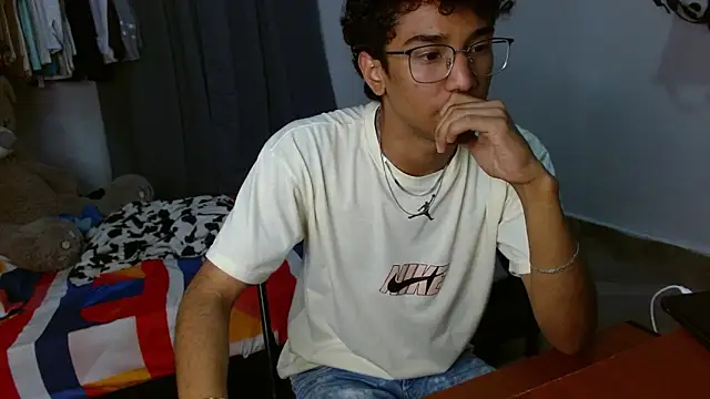 Snapshot of harrytwink18 chatting on 02.16.26 harrytwink18 online show from 02.16.26