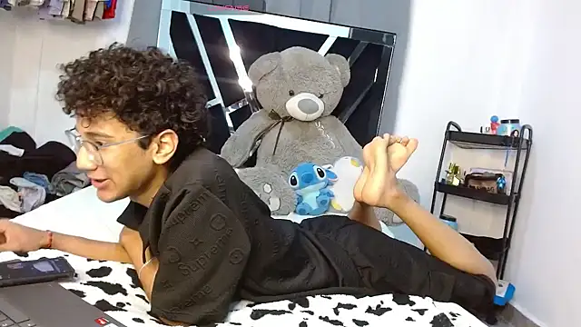 Snapshot of harrytwink18 chatting on 02.19.26 harrytwink18 online show from 02.19.26