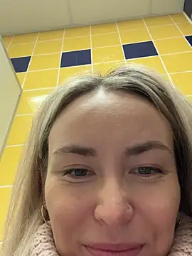 Snapshot of LovenseLush chatting on 12.21.24 LovenseLush online show from 12.21.24