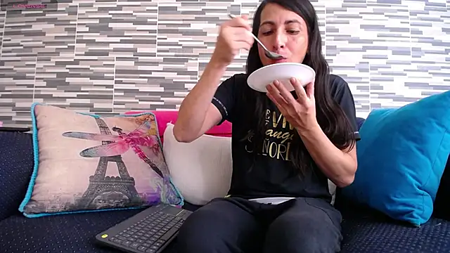 Snapshot of VioletaGomezCo chatting on 05.27.26 VioletaGomezCo online show from 05.27.26