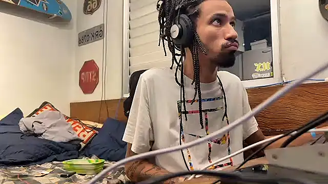 Snapshot of hotcamboy420 chatting on 12.10.24 hotcamboy420 online show from 12.10.24