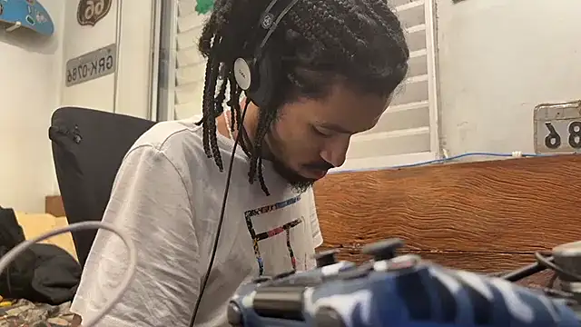 Snapshot of hotcamboy420 chatting on 01.16.25 hotcamboy420 online show from 01.16.25