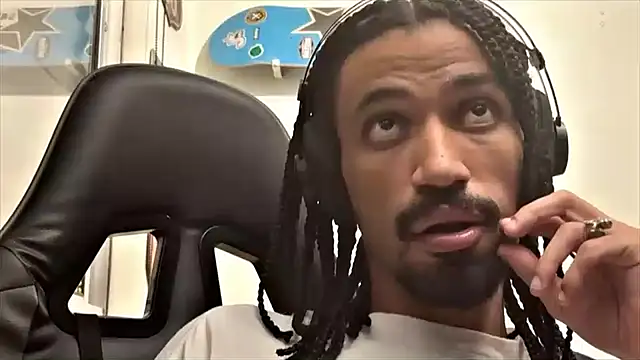 Snapshot of hotcamboy420 chatting on 02.14.25 hotcamboy420 online show from 02.14.25