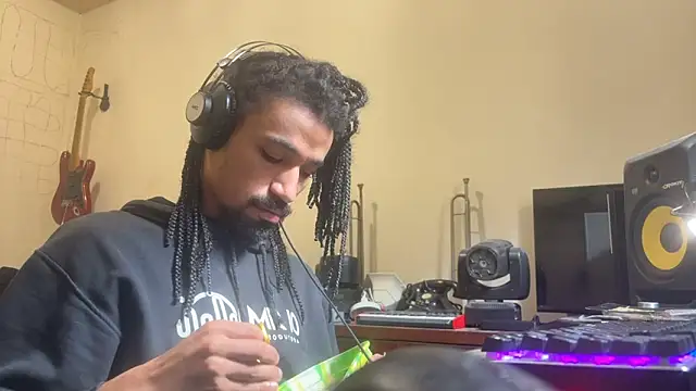 Snapshot of hotcamboy420 chatting on 11.03.25 hotcamboy420 online show from 11.03.25