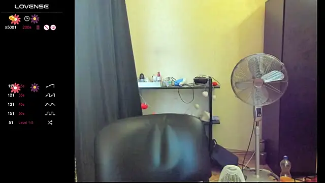 Snapshot of Boni_NeLL__ chatting on 12.10.24 Boni NeLL online show from 12.10.24