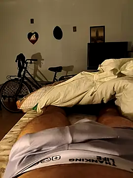 Snapshot of italovene chatting on 10.13.25 italovene online show from 10.13.25