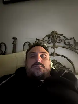 Snapshot of italovene chatting on 10.25.25 italovene online show from 10.25.25