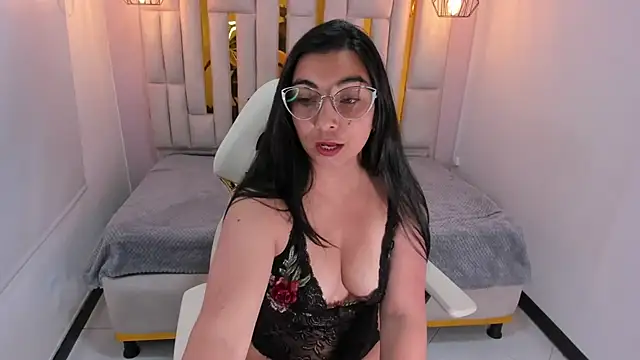 Karla hernandez  online show from 02.04.25
