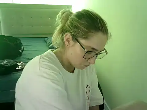 Snapshot of katy_pp chatting on 10.04.25 katy pp online show from 10.04.25