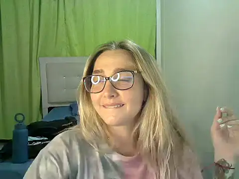 Snapshot of katy_pp chatting on 10.13.25 katy pp online show from 10.13.25