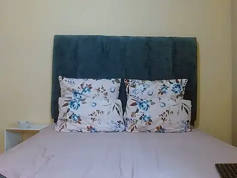 Snapshot of curvycloe1 chatting on 06.15.26 curvycloe1 online show from 06.15.26