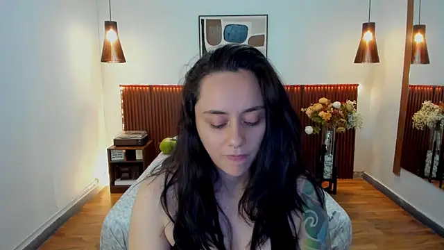 Snapshot of KatherineBond chatting on 05.25.26 KatherineBond online show from 05.25.26
