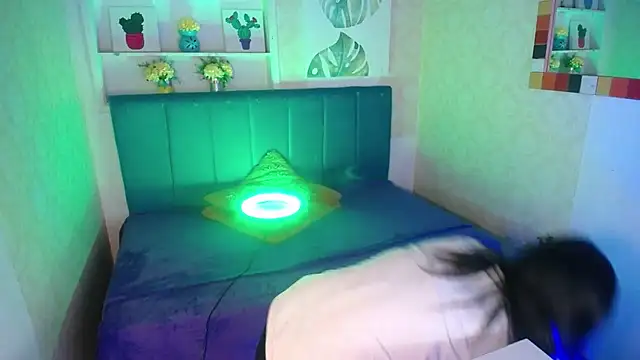 Snapshot of AnnaliOlsenX chatting on 02.20.25 AnnaliOlsenX online show from 02.20.25