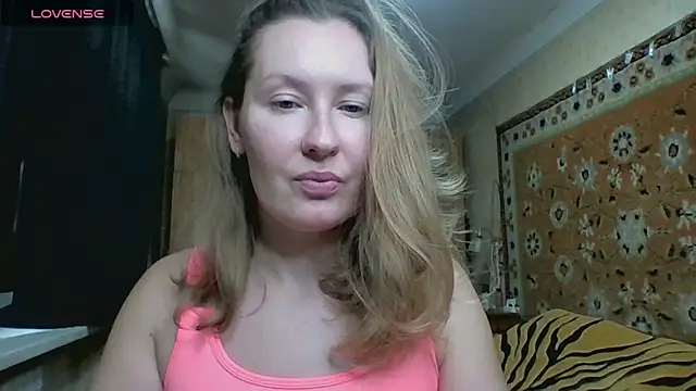 Snapshot of AnnaXLovers chatting on 10.27.25 AnnaXLovers online show from 10.27.25