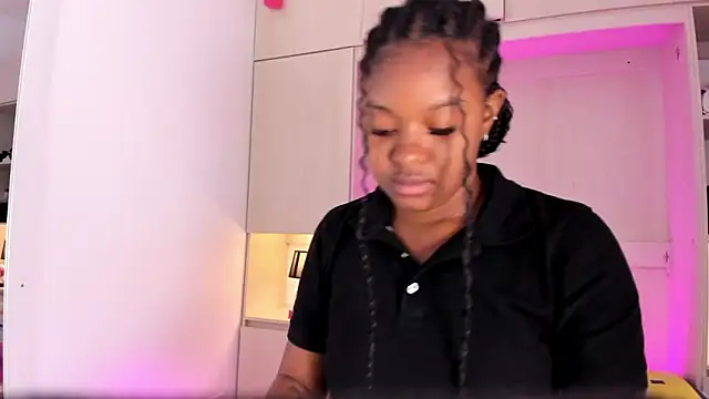 Snapshot of tamaraa_smiith chatting on 01.18.25 tamaraa smiith online show from 01.18.25