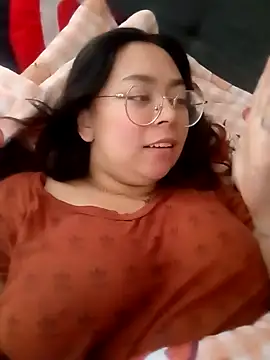 Snapshot of Peach-Lawrence chatting on 12.13.24 Peach-Lawrence online show from 12.13.24