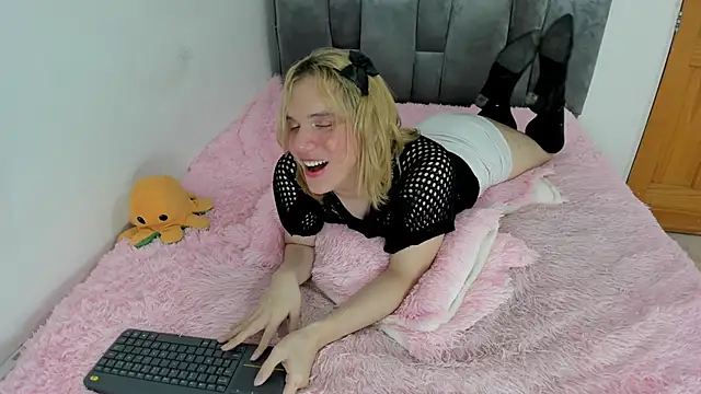 Snapshot of _Little_angel69 chatting on 02.28.25 Little angel69 online show from 02.28.25